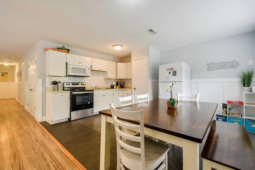 Atlantic Beach House | Walk to Atlantic Beach Family Gem with Fenced Yard