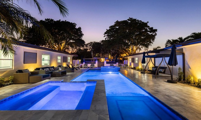 Lauderdale-by-the-Sea Resort | WALK TO BEACH - HEATED POOL - HOT TUB - MONTHLY SPCLS - H3
