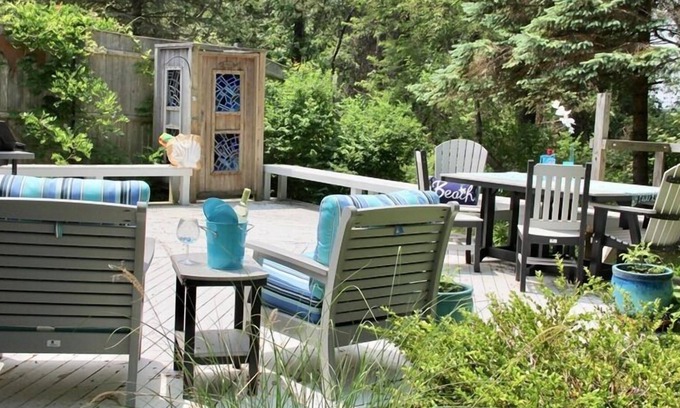 Brewster Cottage | Walk to Bay Side Beach AC WiFi Updated cozy cottage