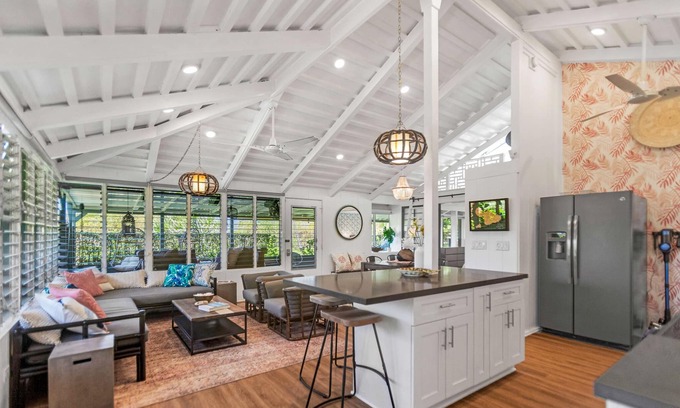 Kaanapali Cottage | Walk to beach - bungalow + Bikes & Pickleball gear