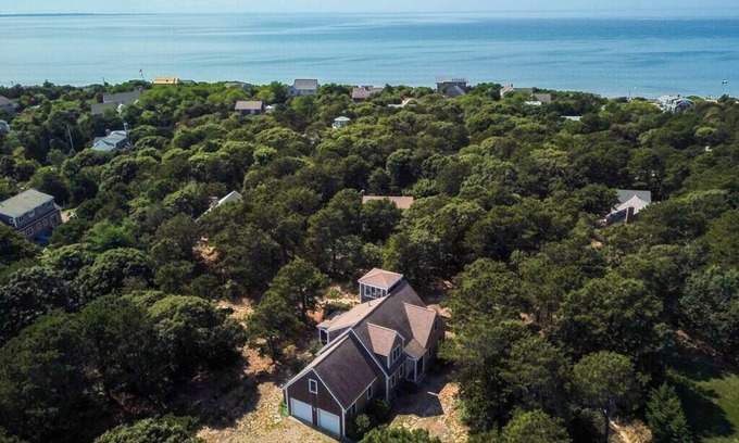 North Eastham House | Walk to Beach, Central AC!