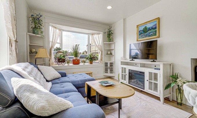 Anacortes Apartment | Walk to Beach & Shops: Dtwn Anacortes Apartment!