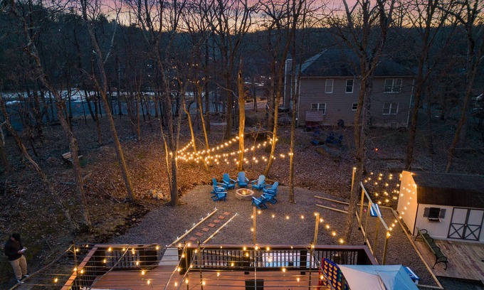 East Stroudsburg House | Walk to Beach HotTub FirePit Game room Lake View