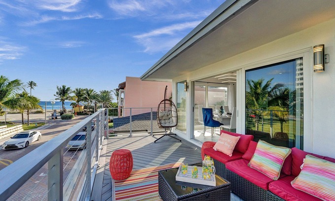 Hollywood House | Walk to Beach w/Salt Pool & Spa, Double King Master BR, Washer Dryer Oceanview