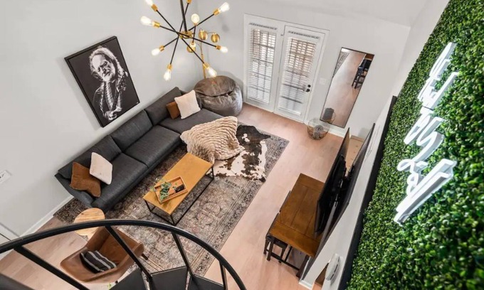 Rutledge Hill Apartment | Walk to Broadway! Central Trendy Loft/2 King 1Qn