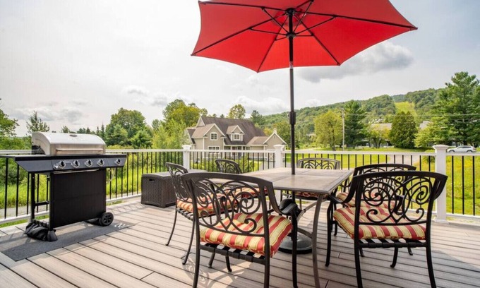 West Dover Ski Chalet | Walk to Carinthia lodge & Lift, Hot tub. Views!