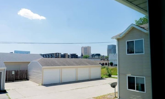Fargo Apartment | Walk to Downtown I Queen I Self-Checkin I Garage