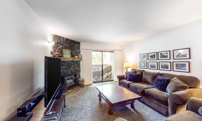 Mammoth Lakes Condo | Walk to Eagle Express lift - bright condo with fireplace, pool & hot tub