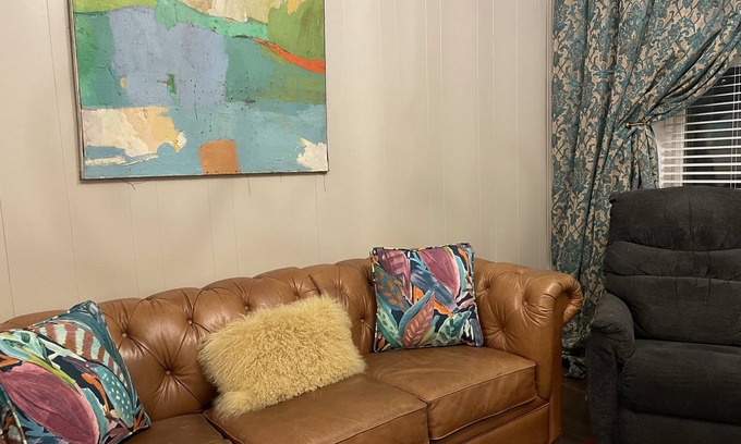 Dubuque House | Walk to everything! Five Flags-Hotel Julian-Millwork Sleeps 8!