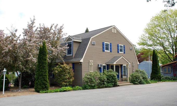 Ogunquit House | Walk to Footbridge Beach on a quiet residential street in less than 10 minutes !