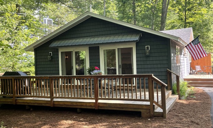 Glen Arbor House | Walk to Glen Arbor & Big Glen Lake from Charming Cottage on Wooded Lot, Fire Pit