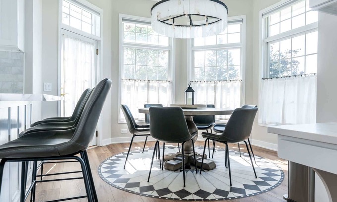 Lake Geneva House | Walk to Lake | Movie + Game Room | Sleeps 10