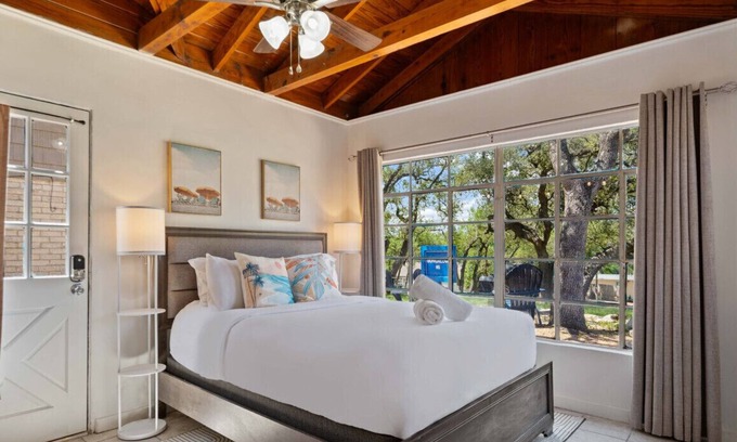 Volente Cabin | Walk to Lake Travis| Lakefront Waterpark│Bright Studio for 2│Firepit & Patio
