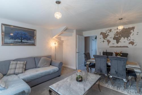 Speke House | Walk to Liverpool Airport - Luxury Stay with EV Charge - Fast WiFi
