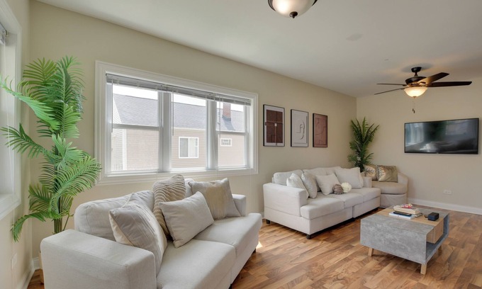 Blue Island Apartment | Walk to Metra: Pet-Friendly Blue Island Apt