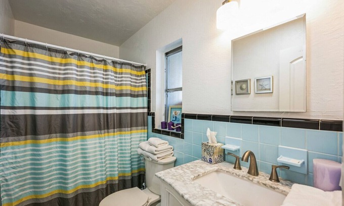 Bay Esplanade Apartment | Walk to North beach!