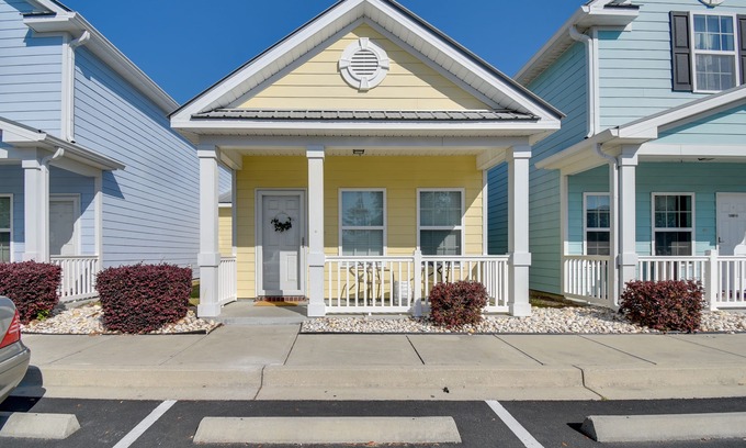 Myrtle Beach Cottage | Walk to Ocean: Myrtle Beach Home w/Pool Access