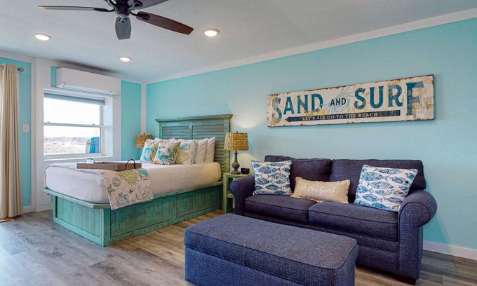 Port Aransas Condo | Walk to Sandfest, Shared Pools, Boardwalk to the Beach