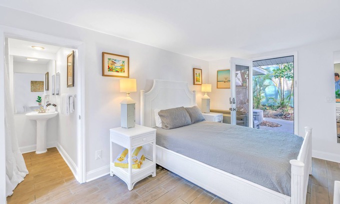 Siesta Key Village Apartment | Walk to Siesta Key Beach & Village | Private Patio | Prime Location!