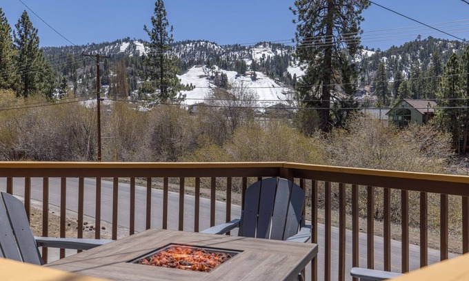 Moonridge Cabin | Walk to Ski Resort: Mtn-View Cabin w/Hot Tub!