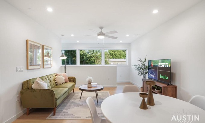 Bouldin House | Walk to Soco Lounge Poolside at Modern Cool Spot