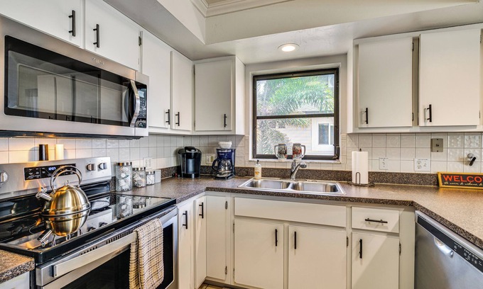 Mid Island Cottage | Walk to Sugar Sands: Retreat in Fort Myers Beach