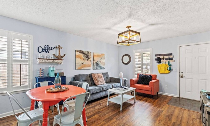 Panama City House | Walk to Sunsets, Dinner, & the Bay! Pets OK! 15 Min to Beaches from St Andrews