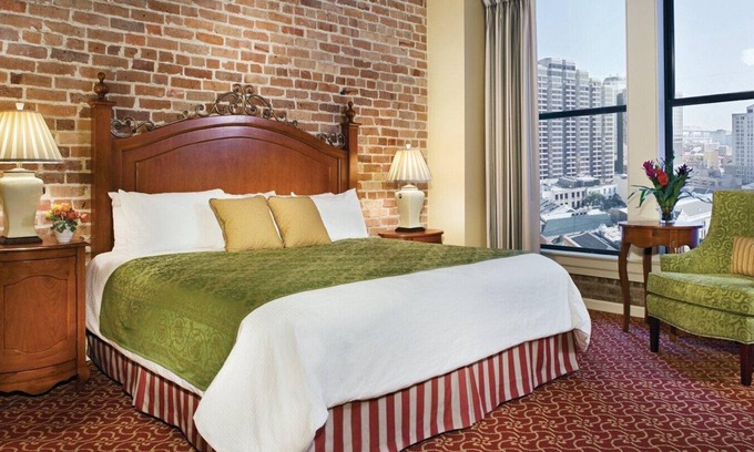 Central Business District Resort | Walk to Superdome! 4-star resort. King Bedroom+ LR Queen pull-out. Full Kitchen.