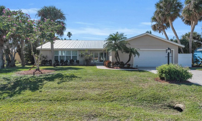 West Rocks House | WALK TO THE BEACH! 3 Bedroom Home! Renovated 2024!
