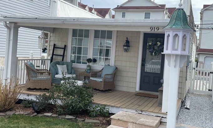 North End House | WALK TO THE BEACH CUTE AS A BUTTON SINGLE FAMILY HOME/PET FRIENDLY/FENCED YARD
