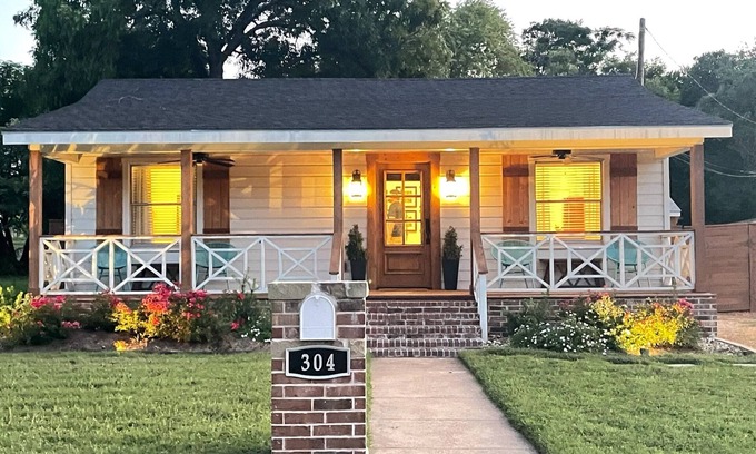 Waco House | Walk to the River or Downtown. One block from Cameron Park. 1 Mile to Silos!