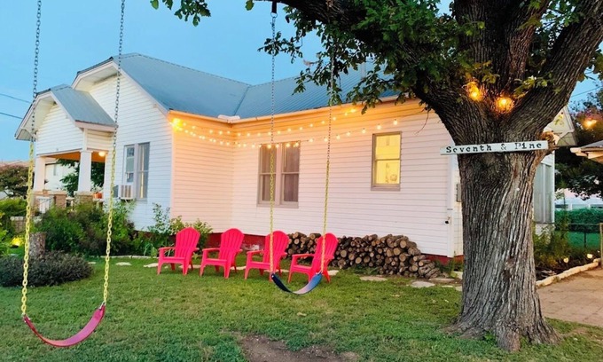 Georgetown House | Walk to The Square & SU—Live the Old Town Life