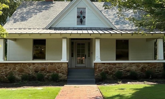 Athens House | Walk to the Stadium: Herty House (Upper Level)