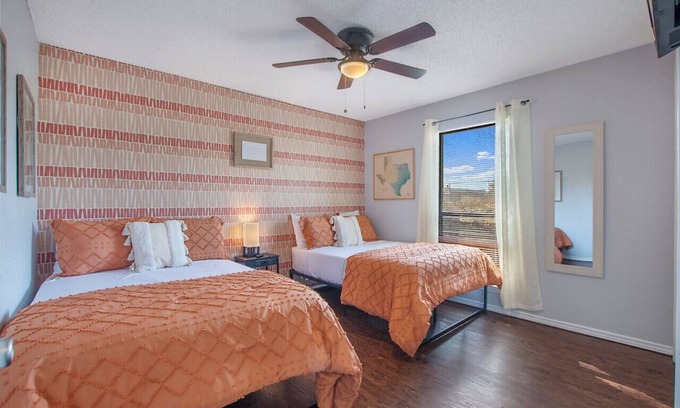Arlington House | Walk to the Stadiums | 4 Beds | Garage Parking