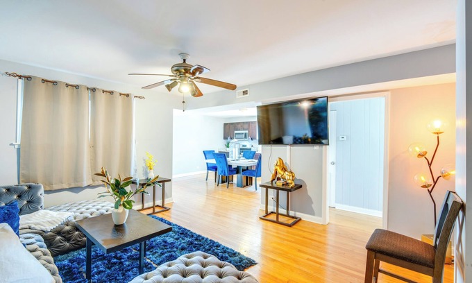 Ashburn Apartment | Walk to Train & Bus: Updated Chicago Apartment