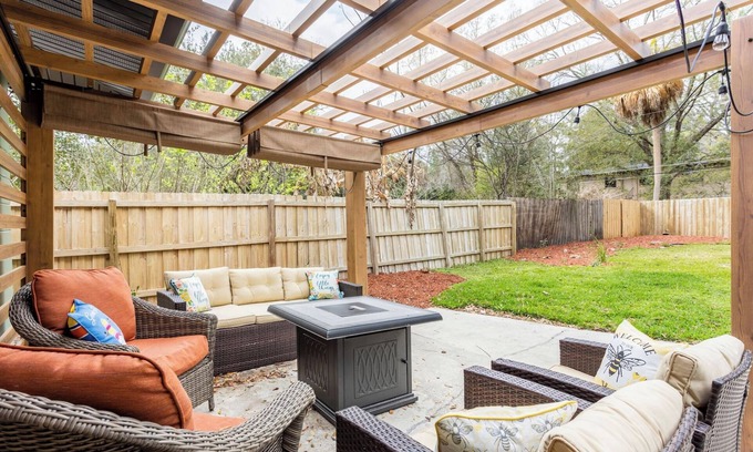 Gainesville House | WALK to UF. King Bed. POOL TABLE. 75” TV. FIRE TABLE. Outdoor Patio. CLEAN.