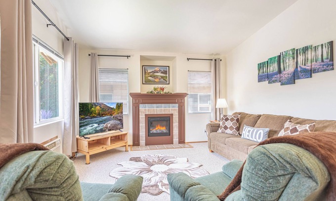 Downtown Leavenworth Condo | Walk to Xmas Lites, Gazebo, Festivities, Wine Tasting, Coaster & More!