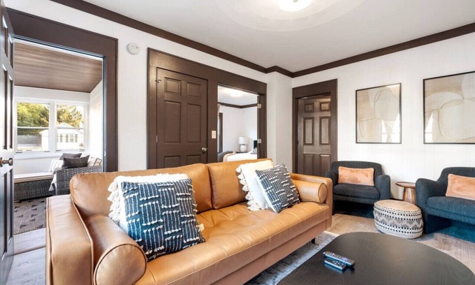 Westside Apartment | Walk2Food&Drink | King&Office | Porch&Deck&Fire
