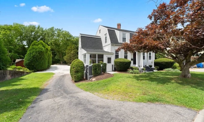 Barrington House | Walkable 4BR in Barrington – Near Beach & Bike Path