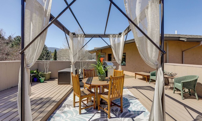 Carbondale Apartment | Walkable Apt in Carbondale: 'Luxury Artist's Loft'