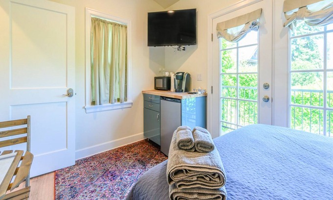 Uptown Apartment | Walkable ground-floor studio with convenient kitchenette, partial AC & WiFi