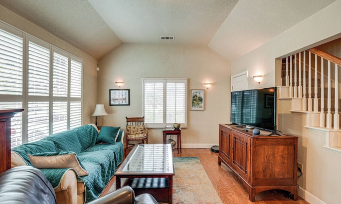 Stockton House | Walkable Miracle Mile Retreat w/Peaceful Patio