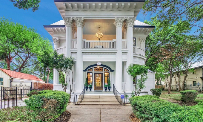 Downtown San Antonio House | Walkable to Riverwalk Charming 5-Bedroom Historic Home in King William District