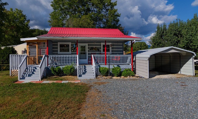 Bryson City Cabin | Walking Distance from entrance of Great Smoky Mountain National Park Deep Creek Cottage