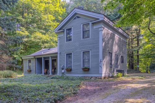 Fennville House | Walking distance to Lake Michigan! Cozy Cottage