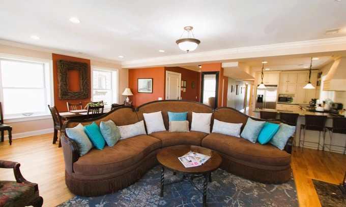 Rogers Park Condo | Walking distance to restaurants, shops and Lake Michigan,