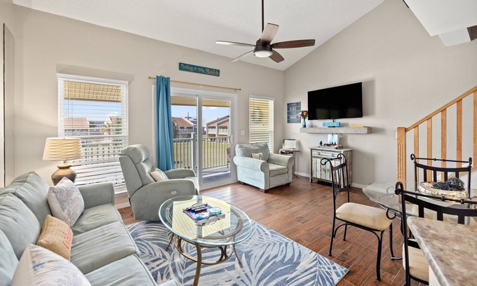 Frangista Beach Condo | Walking distance to the beach, the Whale’s Tail & Pompano Beach!