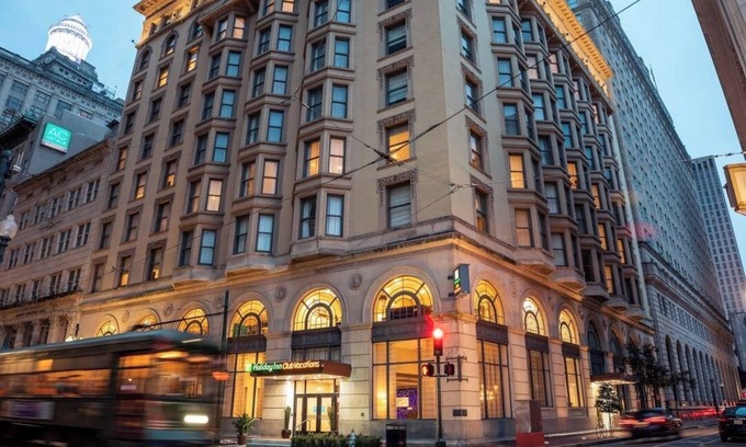 Central Business District Resort | Walking distance to Superbowl! 1-BR resort w/pool & fitness room, downtown N.O