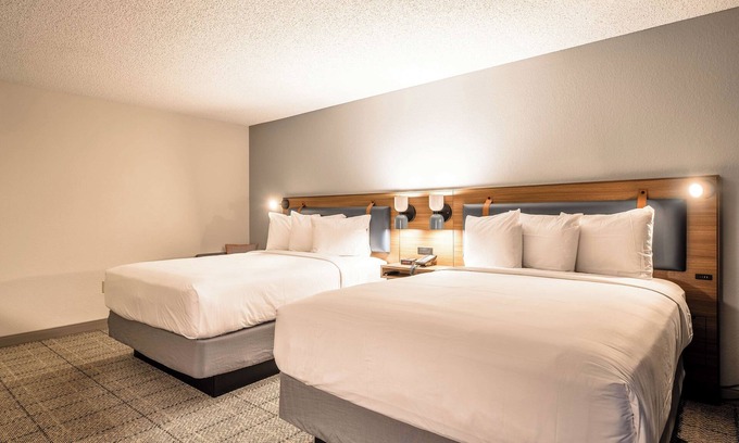 Richardson Hotel | Walking Distance to Altitude Trampoline Park! Outdoor Pool, Free Parking!
