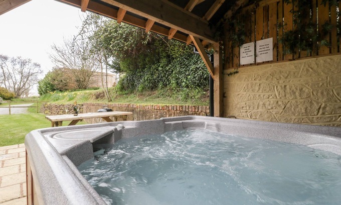 Watchet Cottage | WALNUT COTTAGE, pet friendly, luxury holiday cottage in Washford